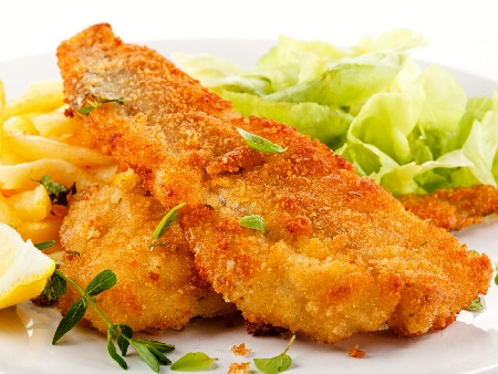 Пържено панирано мариновано филе от бяла риба хек в царевично брашно и яйце - снимка на рецептата